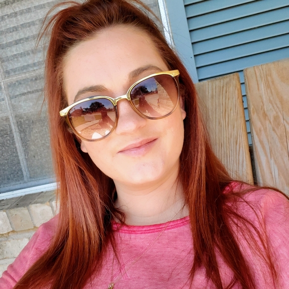 Meet your Posher, Elizabeth - Picture 2 of 3